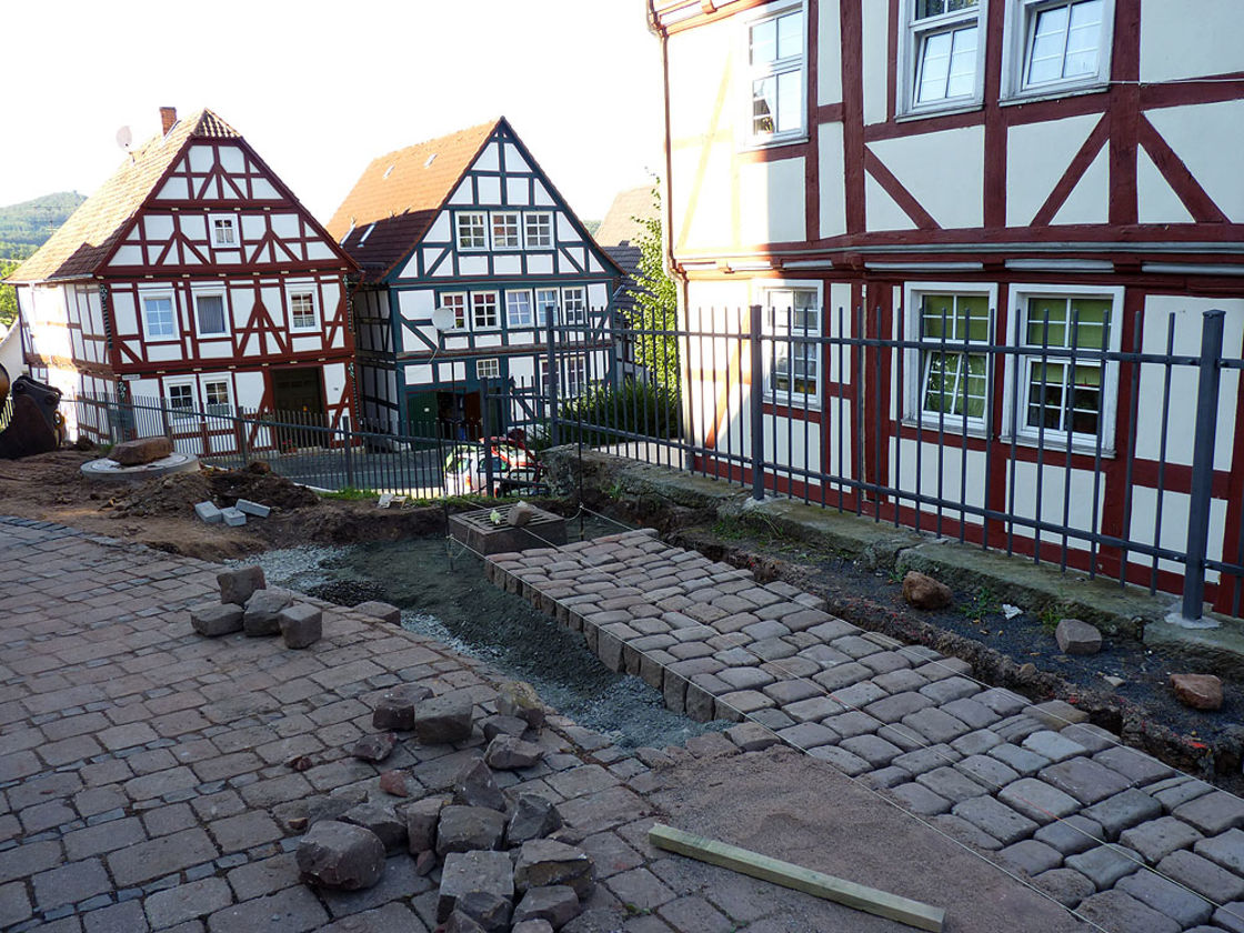 Pflaster- und Treppenarbeiten an St. Crescentius (Foto:Karl-Franz Thiede)
